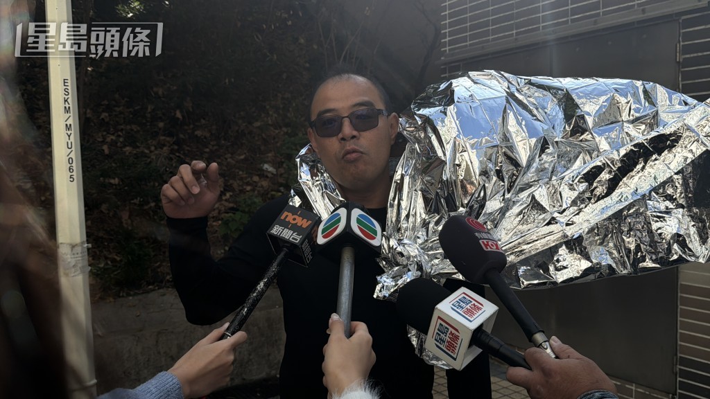 21樓住戶周先生指火警時濃煙密佈,「伸手不見五指」。 21樓住戶周先生指火警時濃煙密佈,「伸手不見五指」。