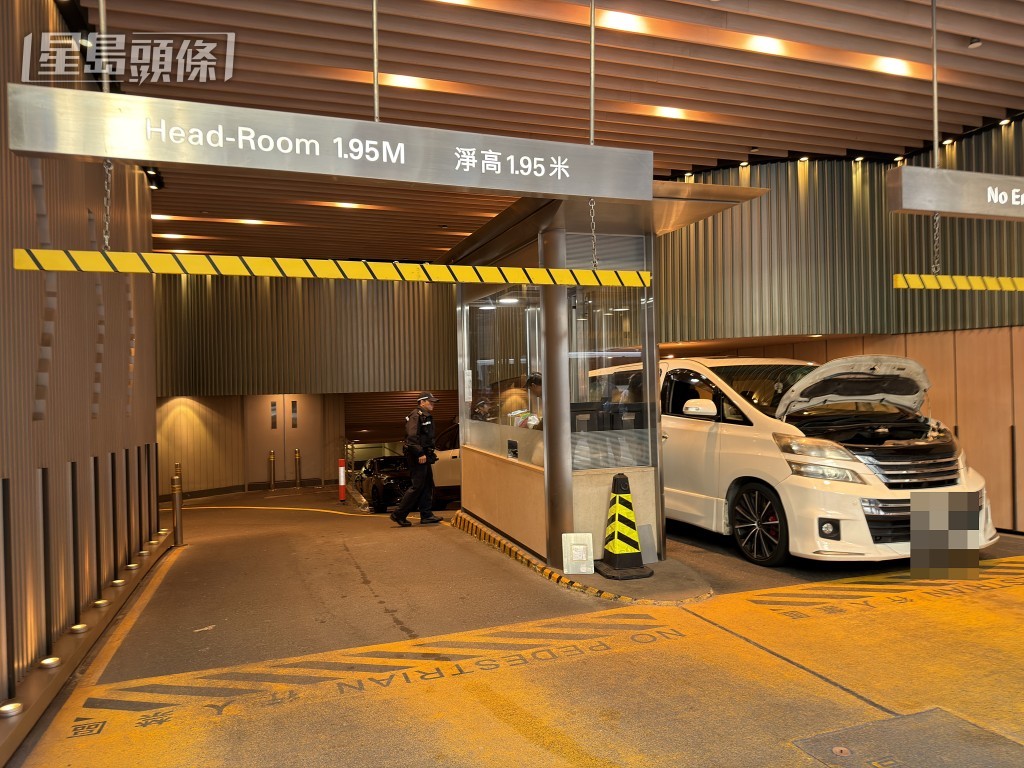 七人車出閘準備離開時，車主聲稱「無電」，導致尾隨的多輛車亦無法出閘。