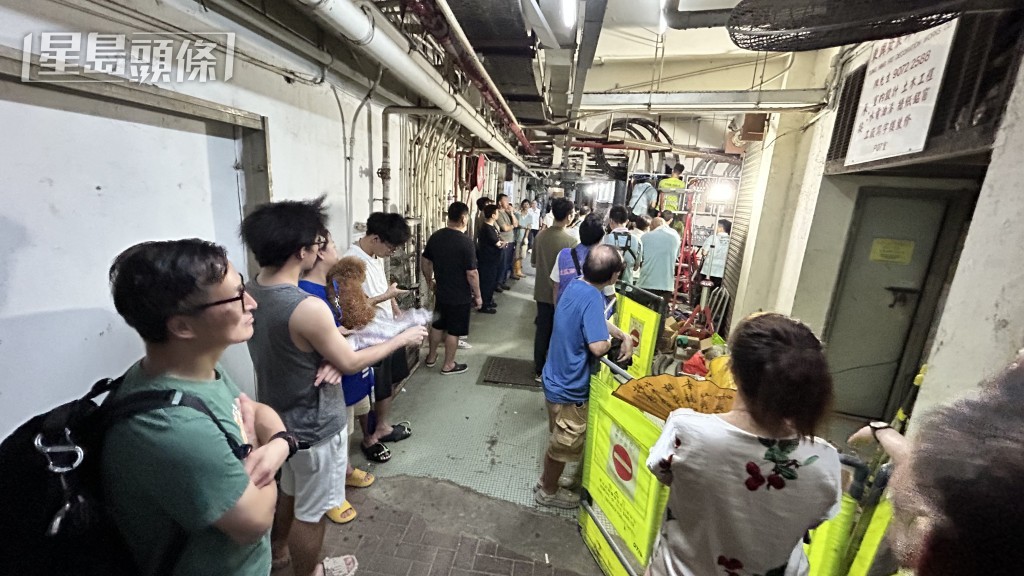 民政署協調中電、機電署,以及中國建築社區應急義工隊等,協助大廈進行緊急維修。資料圖片 民政署協調中電、機電署,以及中國建築社區應急義工隊等,協助大廈進行緊急維修。資料圖片