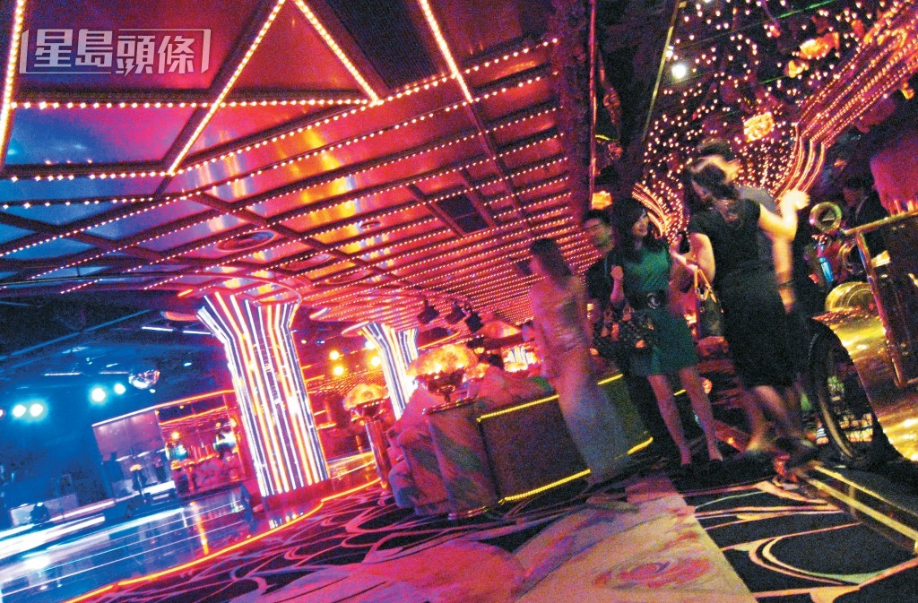 大富豪每晚夜夜笙歌,顧客不下1,500人,不少豪客甚至一晚消費逾10萬元 大富豪每晚夜夜笙歌,顧客不下1,500人,不少豪客甚至一晚消費逾10萬元