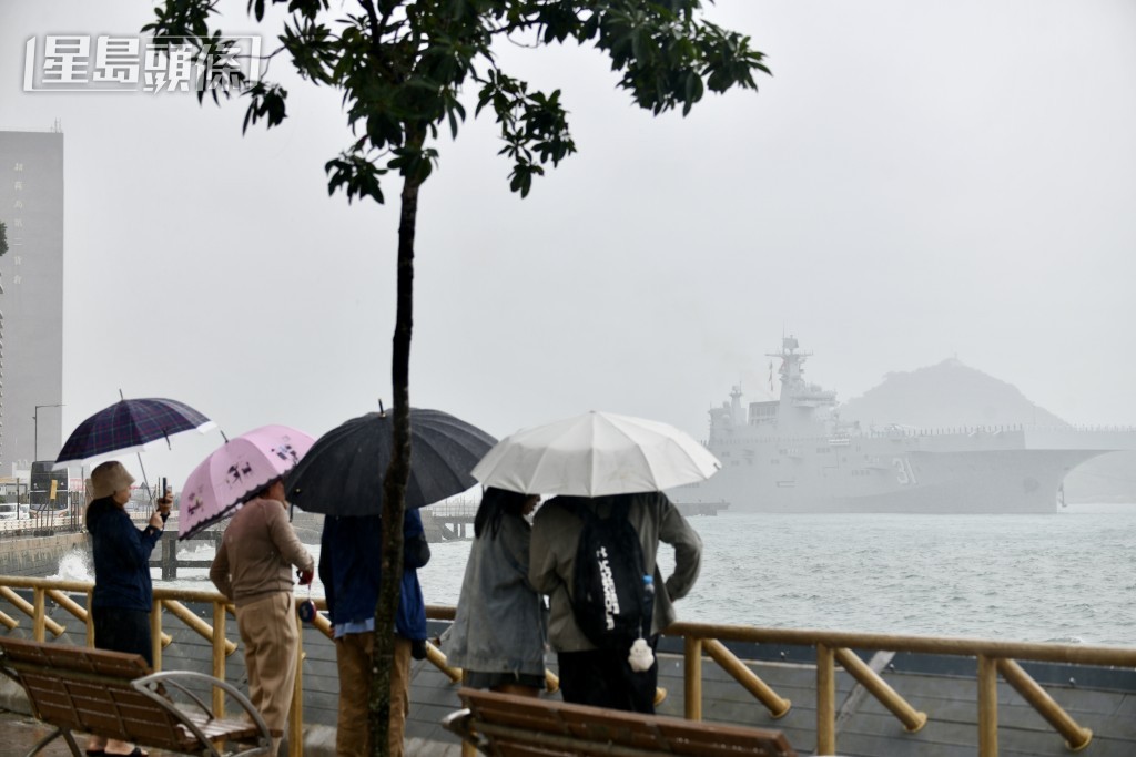 海南艦和長沙艦今早駛入香港水域。盧江球攝