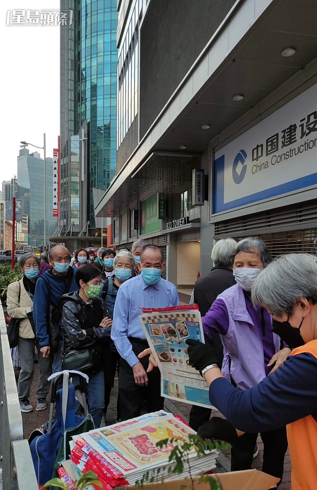 市民排隊取閱附送《提紙》的免費報紙。