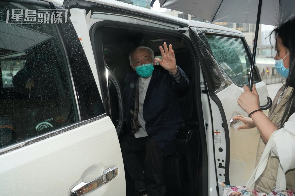 詹培忠登車準備離去。