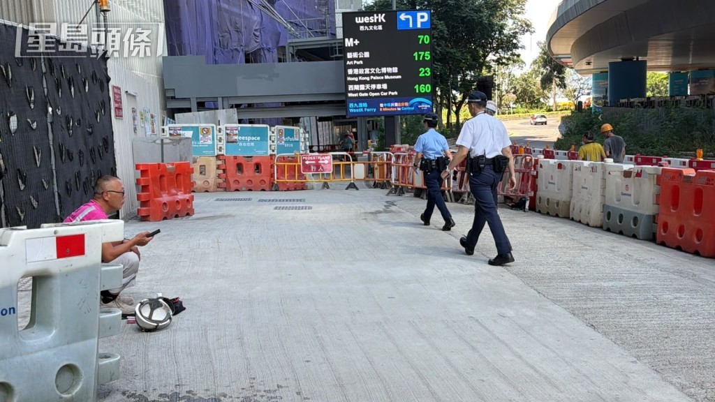 警員進入盤調查。 警員進入盤調查。
