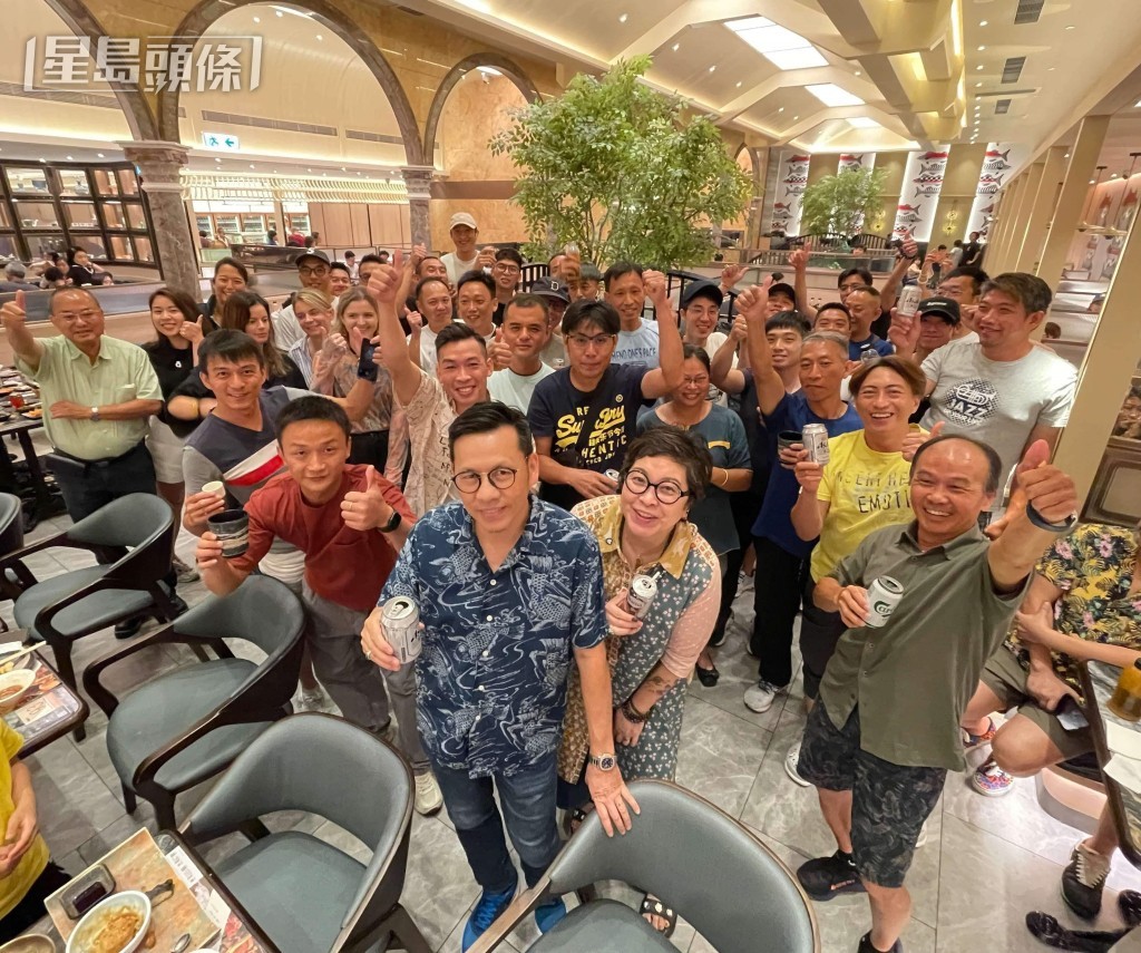 罗富全伉俪宴请马房团队吃自助餐,答谢马房员工过去一季的辛勤努力。 罗富全伉俪宴请马房团队吃自助餐,答谢马房员工过去一季的辛勤努力。