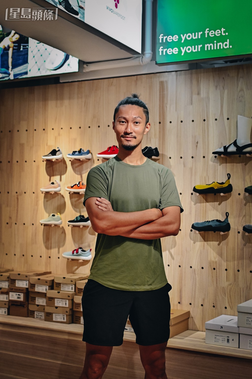 復健教練Adam Shek為赤足鞋專門店創辦人之一，他發現不少港人均有下肢痛症，腰部、膝蓋、腳板等部位出問題。（相片由受訪者提供）  ​