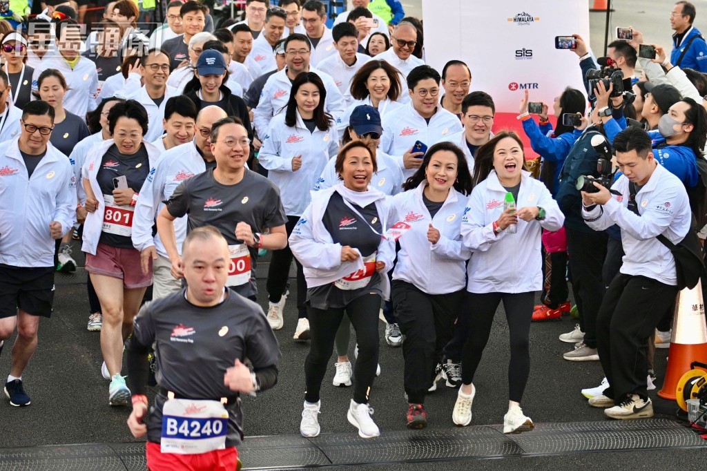 港珠澳大橋香港段舉行半馬賽，多位官員議員參與。蘇正謙攝