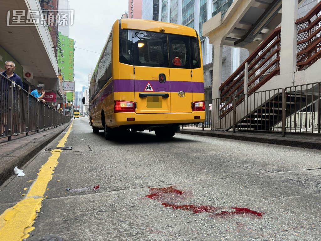 地上遺下一灘血迹。梁國峰攝