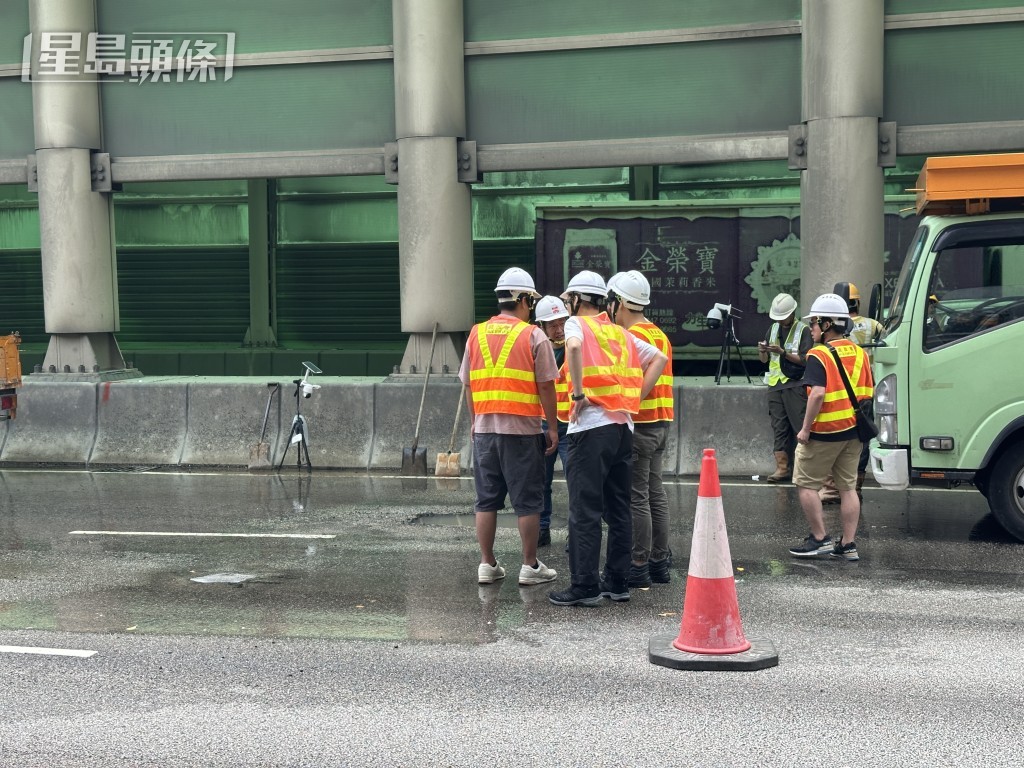 現場封路進行搶修。梁國峰攝
