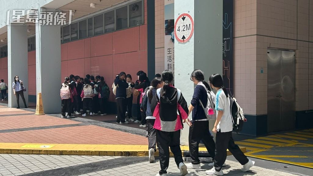 事發時有大批學生參觀,約200人疏散。 事發時有大批學生參觀,約200人疏散。