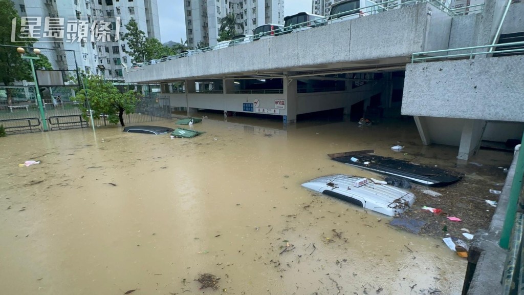 大圍海福花園停車場水浸,淹浸多輛汽車,水深更至車頂。資料圖片 大圍海福花園停車場水浸,淹浸多輛汽車,水深更至車頂。資料圖片