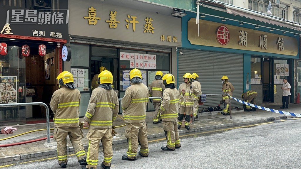 消防員將火救熄。 消防員將火救熄。