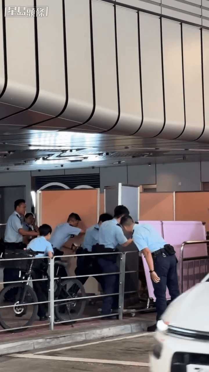 大批警員到場嚴陣以待,試圖控制大狗。Threads:bao.o5 大批警員到場嚴陣以待,試圖控制大狗。Threads:bao.o5