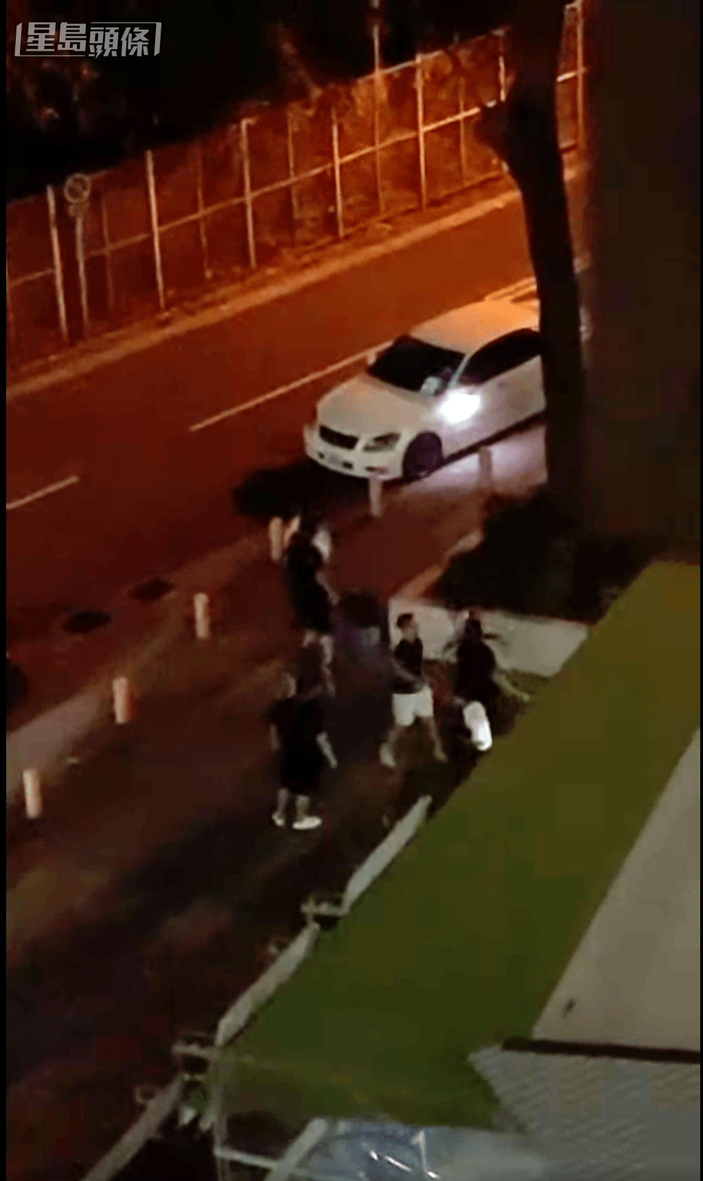 多名男子包圍保安員。網上片段截圖