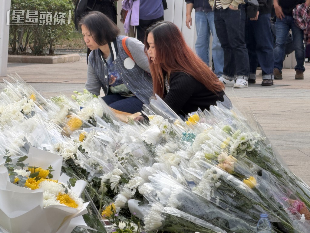 今日(7日)續有市民向死難者獻花。梁國峰攝 今日(7日)續有市民向死難者獻花。梁國峰攝