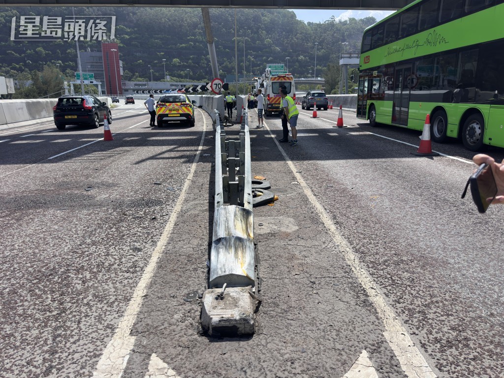 事發時私家車剷上路邊石壆。梁國峰攝 事發時私家車剷上路邊石壆。梁國峰攝