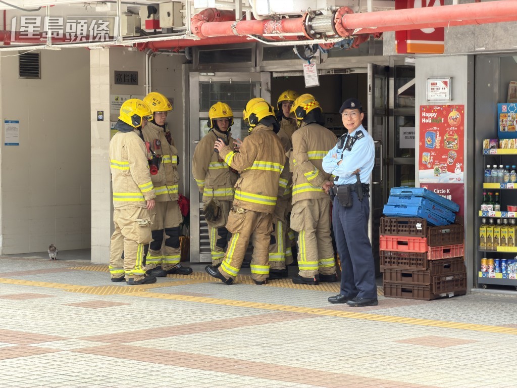 消防員將火救熄，調查火警原因。