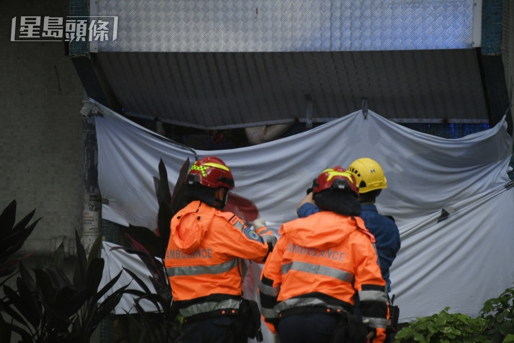 人員用白布遮擋涉事範圍。 人員用白布遮擋涉事範圍。