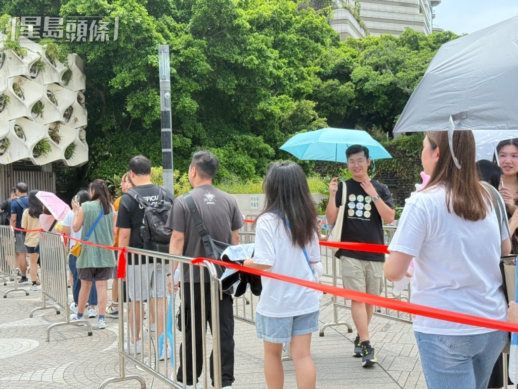 粉絲排隊進場觀展 。曹露尹攝 粉絲排隊進場觀展 。曹露尹攝