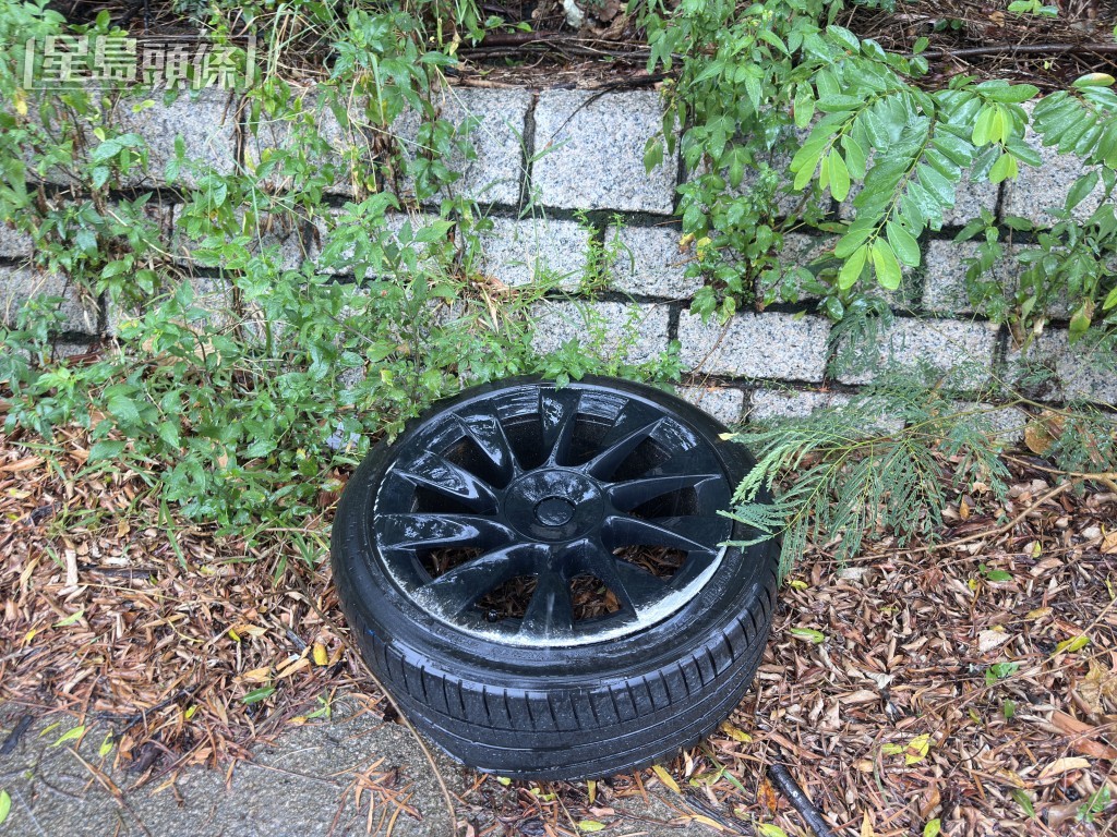 車輪飛脫跌在路旁。 車輪飛脫跌在路旁。