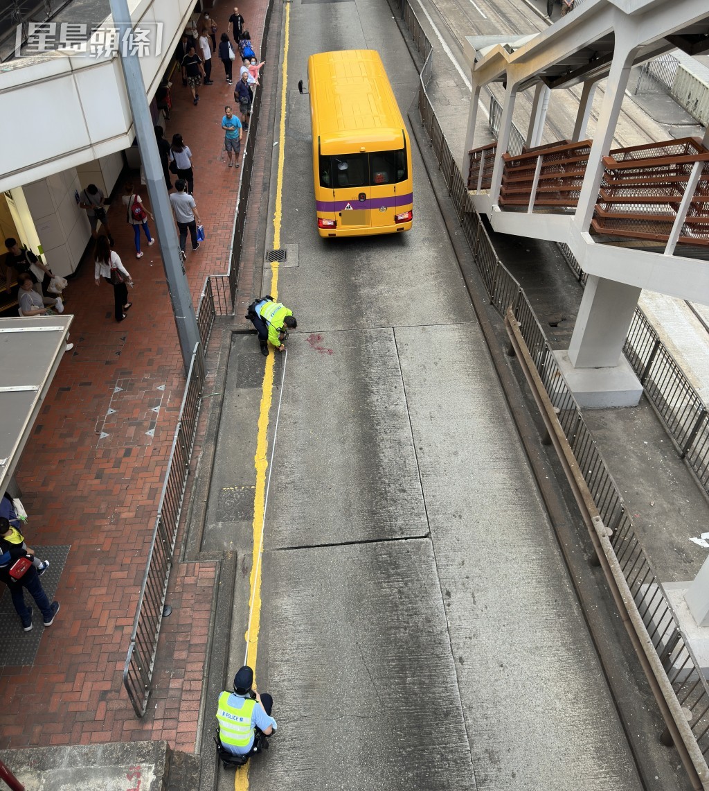 警員在現場度尺。梁國峰攝