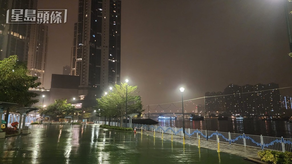 本港地區今日多雲，有幾陣雨，日間雨勢較為頻密。黎志偉攝