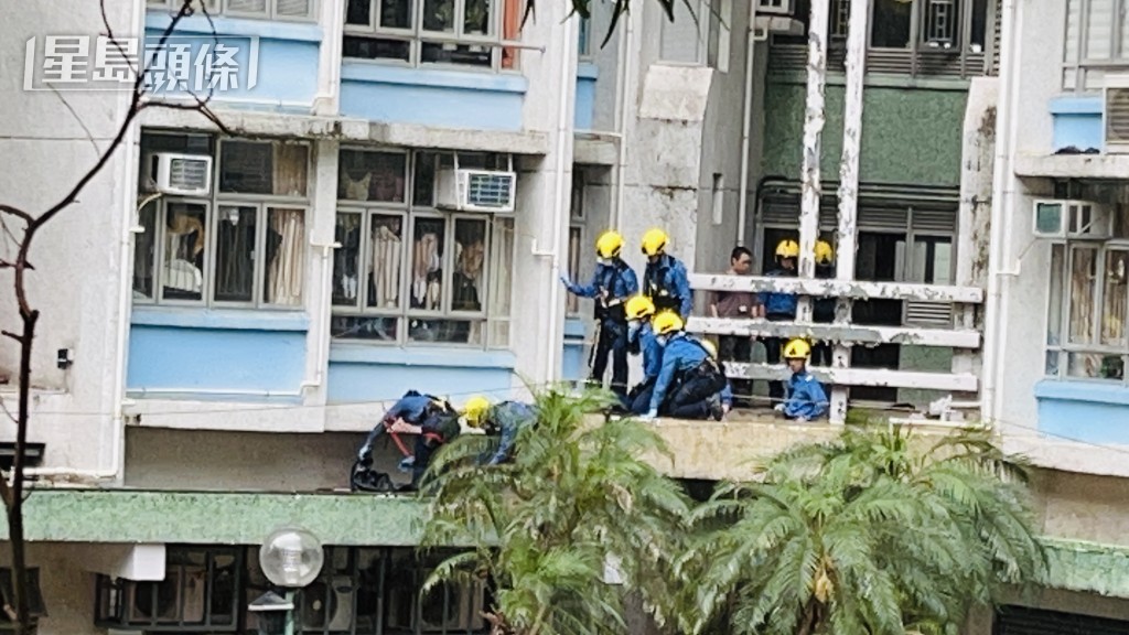 消防員將遺體多送往地面。 消防員將遺體多送往地面。