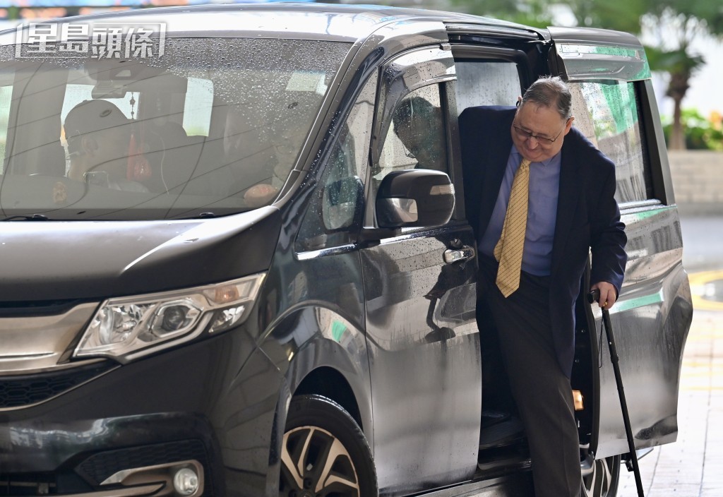Leslie Harry Swann 脫罪後登上私家車離開法庭。鍾健華攝