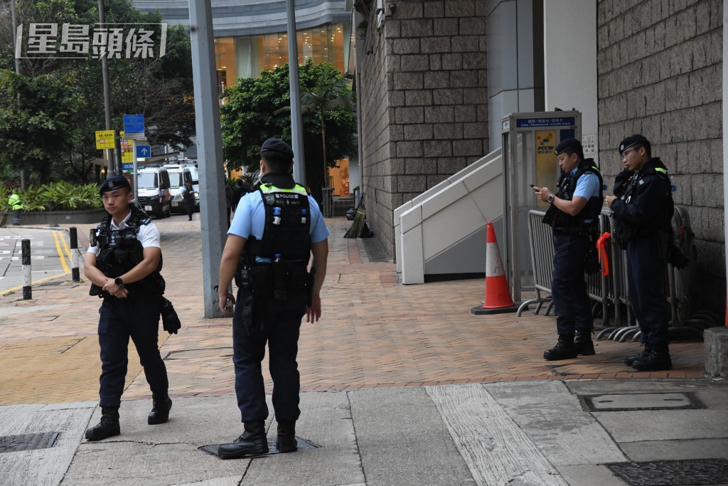 警方一早在高院外戒備。何健勇攝
