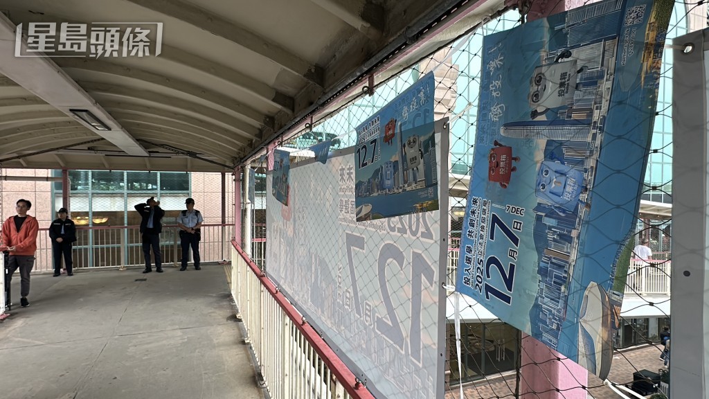 現場是干諾道西近東邊街的行人天橋。