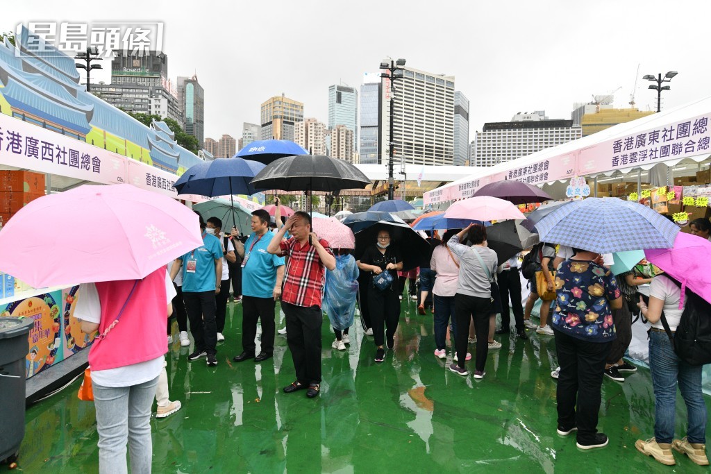 市集現場人頭湧湧。盧江球攝