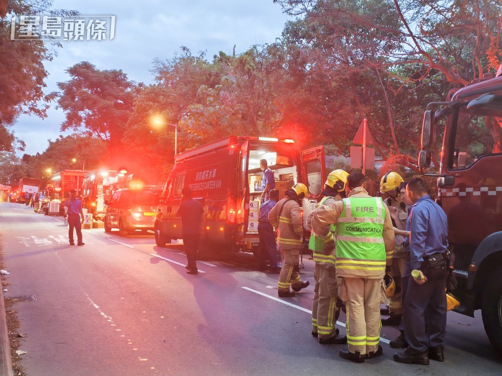 消防處出動超過400名消防及救護人員參與撲救。徐裕民攝 消防處出動超過400名消防及救護人員參與撲救。徐裕民攝