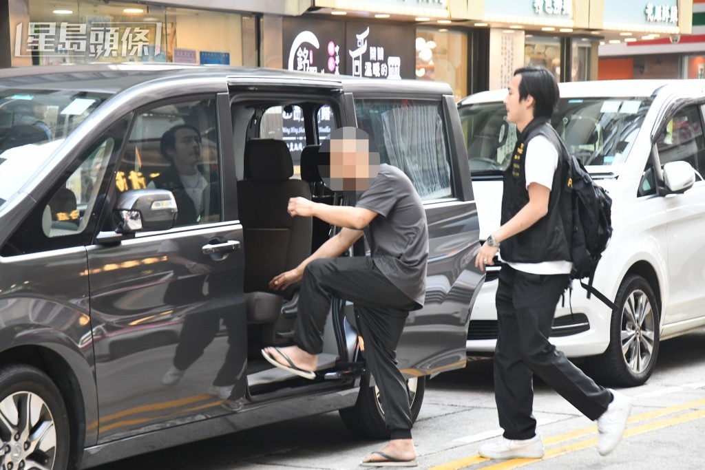 警員帶同一男協助調查。 警員帶同一男協助調查。