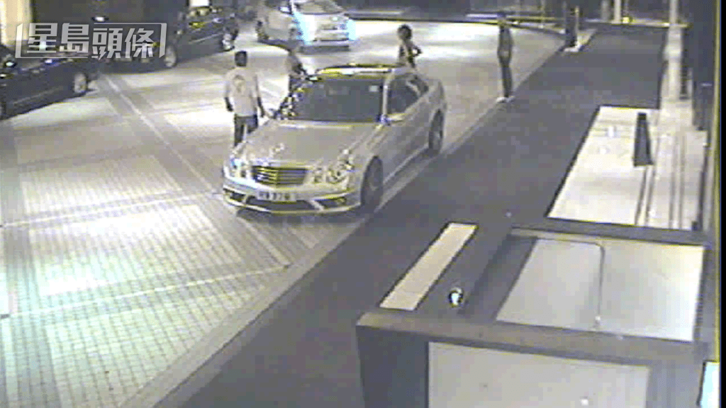 七人車逐步移近,泰龍似有所警覺。 七人車逐步移近,泰龍似有所警覺。