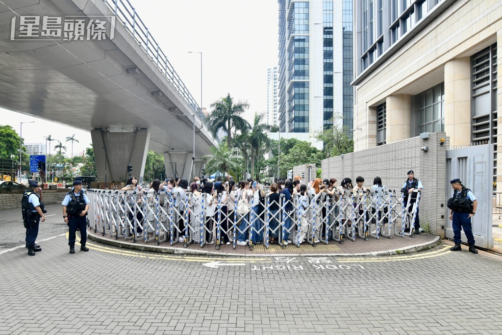 粉絲在法院外等候上村謙信。盧江球攝 粉絲在法院外等候上村謙信。盧江球攝