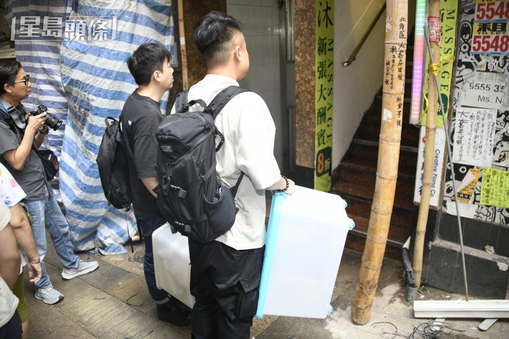 警方重案探員帶備膠箱上樓蒐證。 警方重案探員帶備膠箱上樓蒐證。