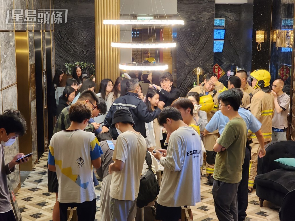 約80人疏敵。黎志偉攝 約80人疏敵。黎志偉攝