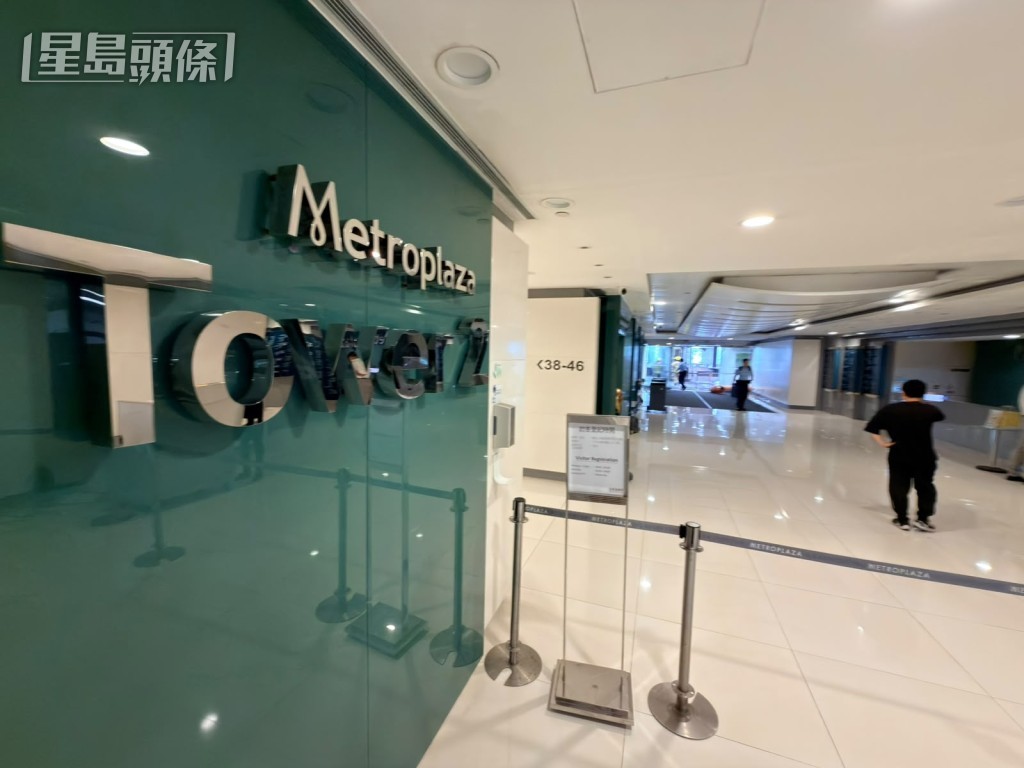 現場是新都會廣場2期辦公大樓,一部擺放在25樓走廊的吹風機冒煙起火。梁國峰攝 現場是新都會廣場2期辦公大樓,一部擺放在25樓走廊的吹風機冒煙起火。梁國峰攝