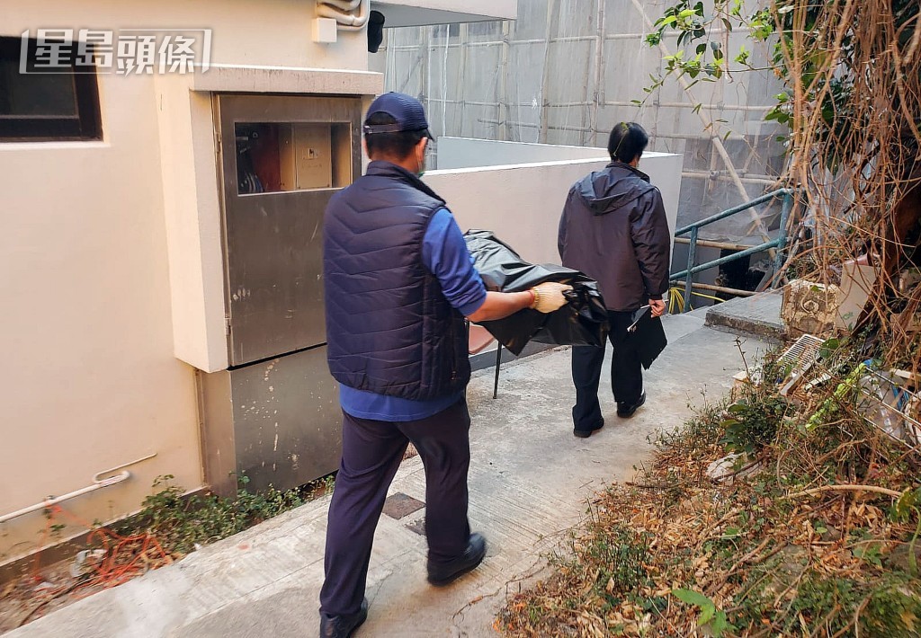 仵工當日將嬰屍舁往殮房。資料圖片 仵工當日將嬰屍舁往殮房。資料圖片
