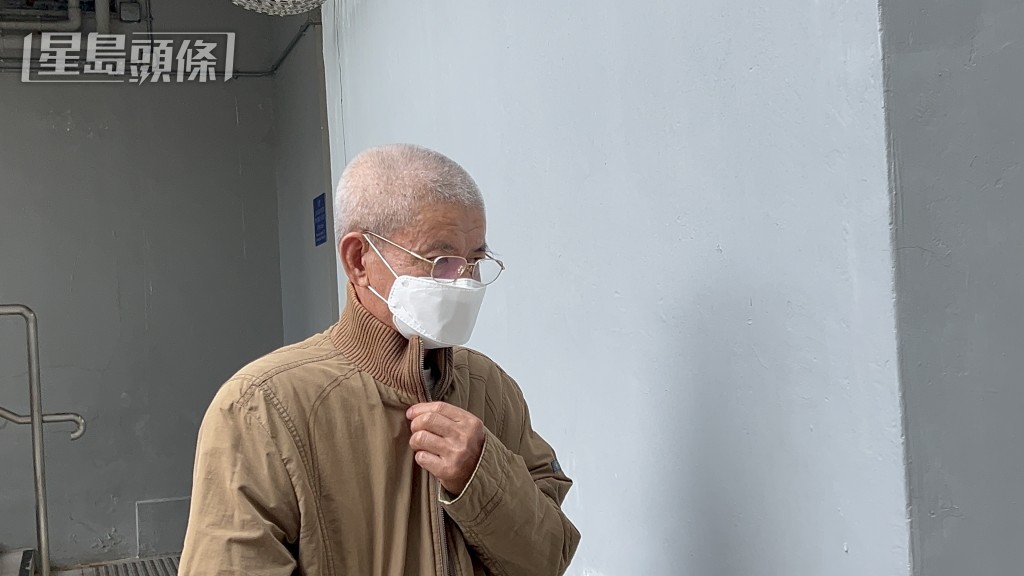 鄭父離開青山警署。蔡楚輝攝 鄭父離開青山警署。蔡楚輝攝