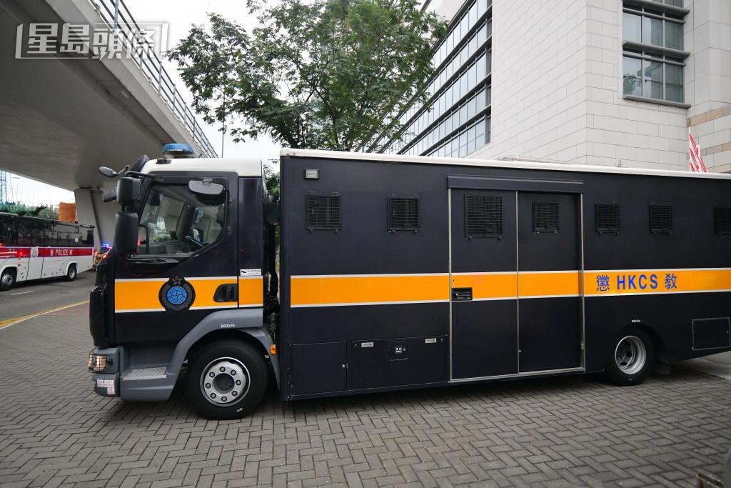 押送黎智英與張劍虹的囚車先後離開法庭。歐樂年攝 押送黎智英與張劍虹的囚車先後離開法庭。歐樂年攝