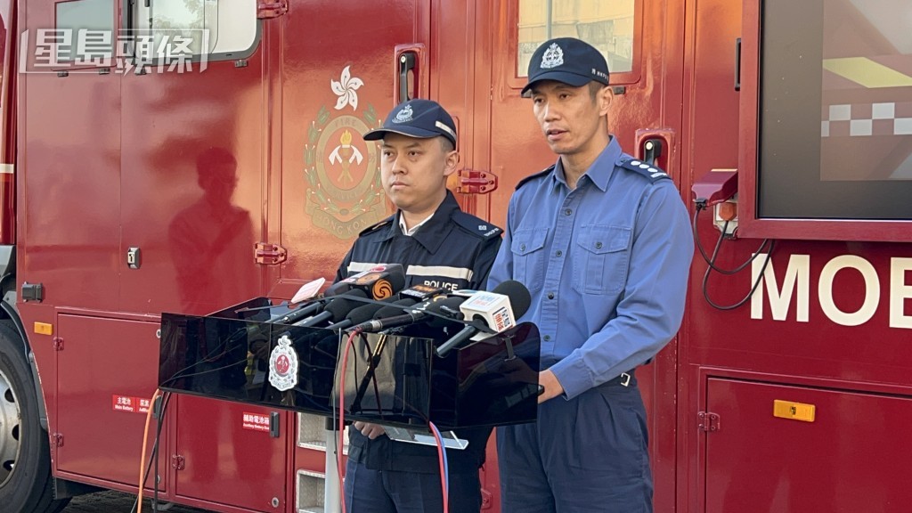 消防處助理消防區長李啟聰（右）及警務處葵涌分區行動支援小隊指揮官黃浩源交代救援過程。
