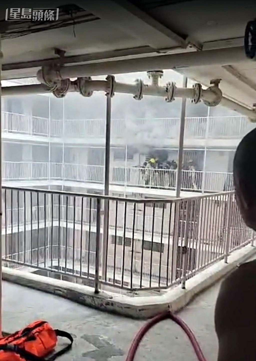 消防破門灌救。網圖 消防破門灌救。網圖