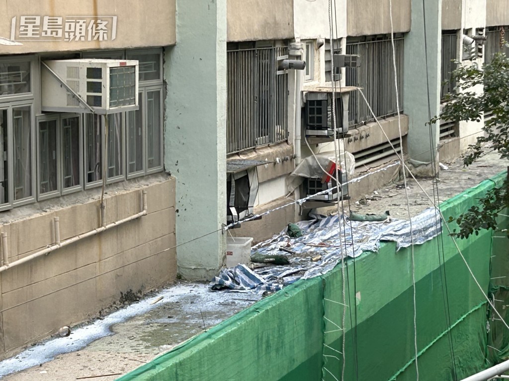 大厦正进行外墙维修工程。 大厦正进行外墙维修工程。