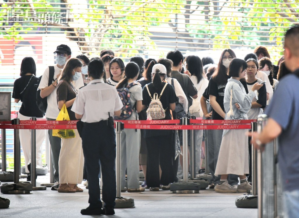 不少粉絲今早於庭外排隊等候旁聽案件。何健勇攝 不少粉絲今早於庭外排隊等候旁聽案件。何健勇攝