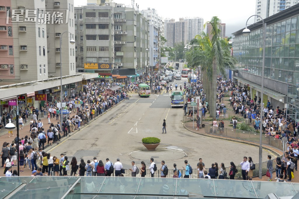 颱風山竹襲港後上班日港鐵東鐵綫有限度服務,大圍站對開上班族排隊改乘的士。資料圖片 颱風山竹襲港後上班日港鐵東鐵綫有限度服務,大圍站對開上班族排隊改乘的士。資料圖片
