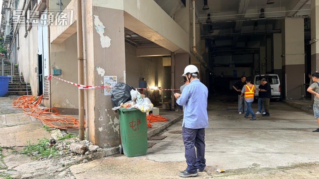 中電派員進行搶修。梁國峰攝 中電派員進行搶修。梁國峰攝