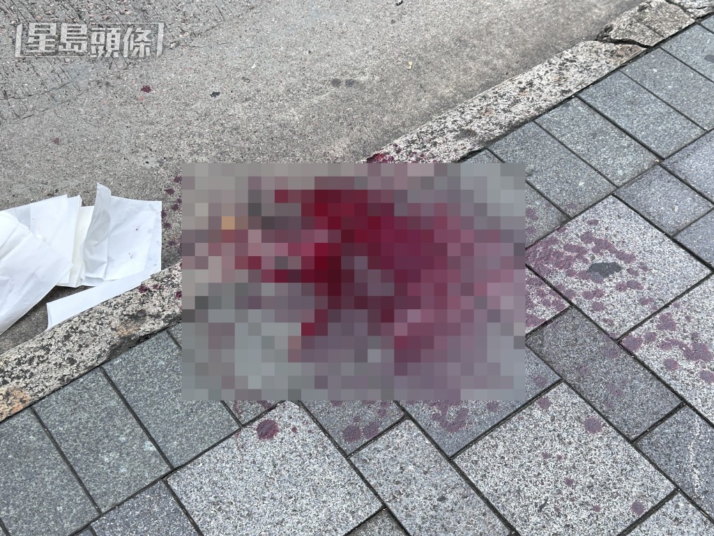 彌敦道現場的巴士站路邊，遺下大灘鮮血。