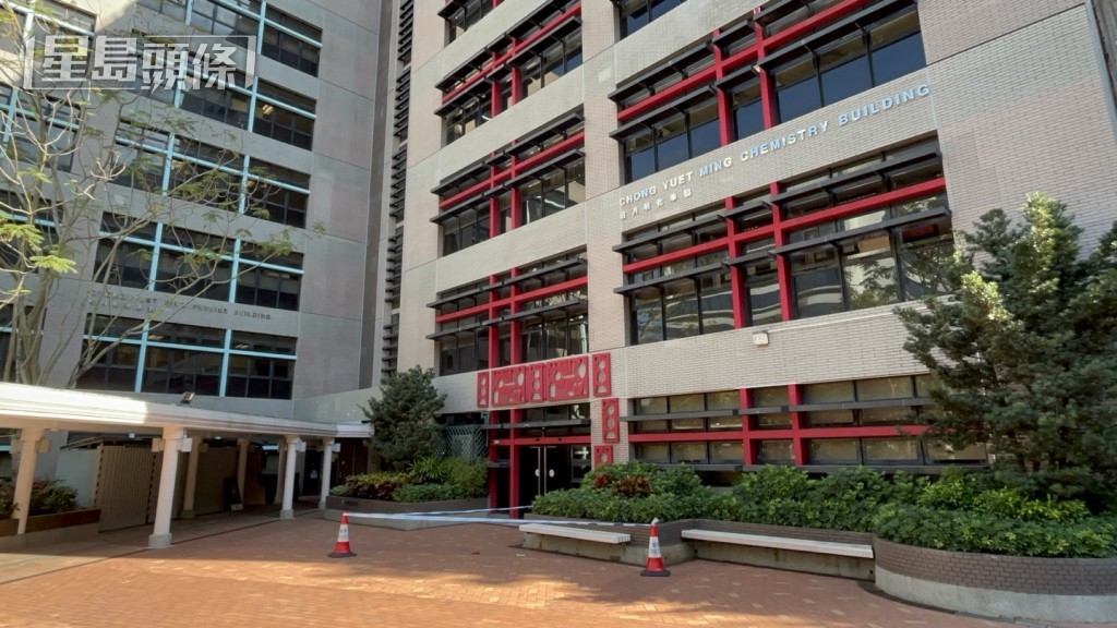 男子倒臥於港大莊月明化學樓平台,經送院後不治。楊偉亨攝 男子倒臥於港大莊月明化學樓平台,經送院後不治。楊偉亨攝