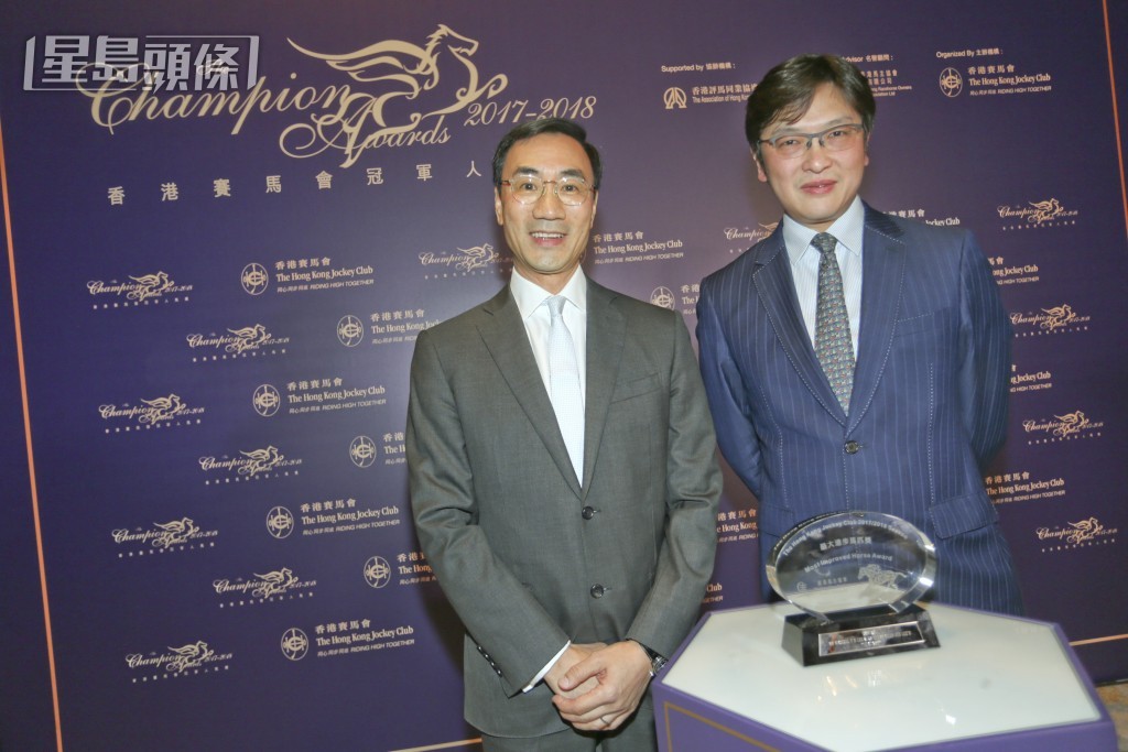 利子厚主席 (左) 和太太利龐卓貽與好友陳衍里 (右) 醫生伉儷合夥的「利衍天下」，將出戰第一場五班谷草1650米。